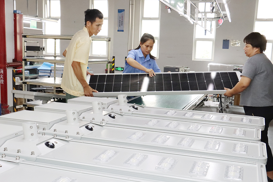 How to package solar street lights